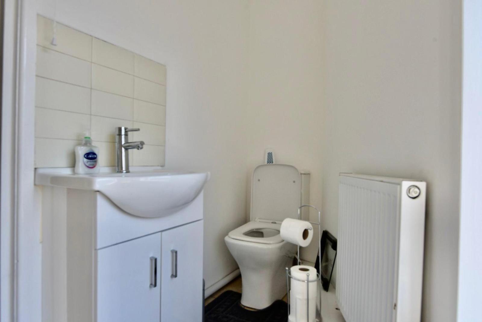 Come On In Lucas Street Newport Train Station Sleep Upto 8 Villa Exteriör bild